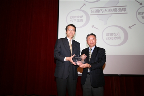 前衛生署長楊志良教授蒞蘭陽校園演講：「挑戰台灣不可能的未來」。