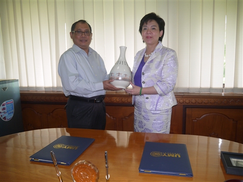 President Chang Leads an Expedition to See Sister Universities in Indonesia