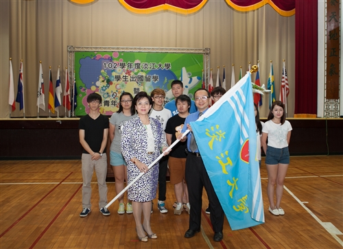 本校舉辦「102學年度學生出國留學暨國際青年大使交流計畫團」授旗典禮。