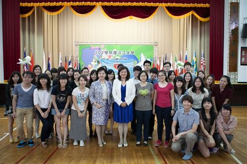 本校舉辦「102學年度學生出國留學暨國際青年大使交流計畫團」授旗典禮。