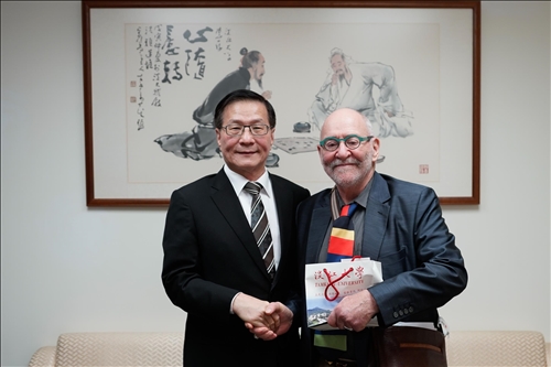 Dr. Daniel Drache Delivers the 10th Lecture of Tamkang Clement  and Carrie Chair Lecture Series