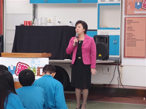 Chemistry Service Learning Reaches 100 Schools in the Country