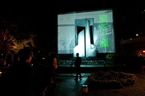 Diamond Jubilee kicks off with spectacular light shows