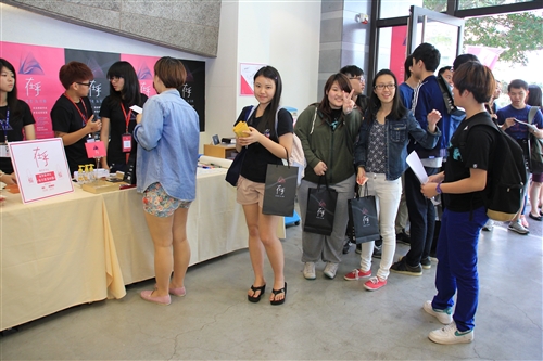 Graduating TKU Students Leave Their Mark