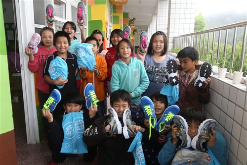 Shoes for Foot Prints a Sign of Generosity