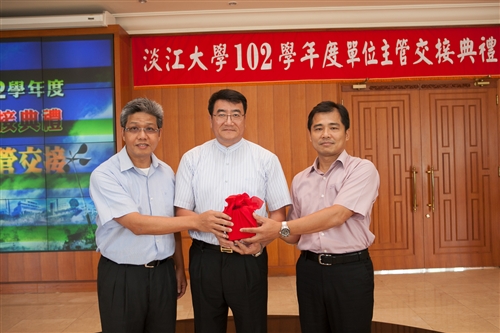 TKU Holds 2013 Handover Ceremony for Department Heads