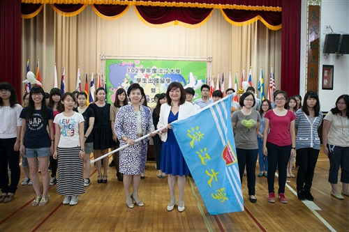 本校舉辦「102學年度學生出國留學暨國際青年大使交流計畫團」授旗典禮。