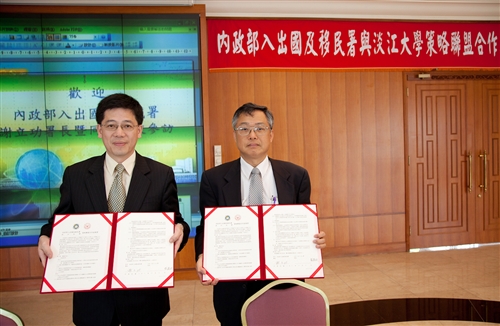 本校與內政部入出國及移民署簽訂「策略聯盟合作協議書」。