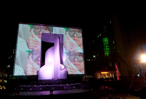 Diamond Jubilee kicks off with spectacular light shows