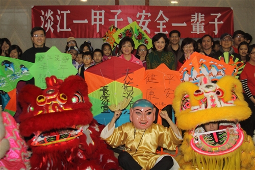 放箏祈福，祈願校園健康安全。
