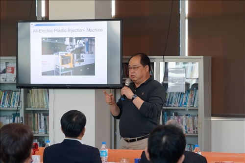 TKU Administrative Staff Take a Tour of GDI