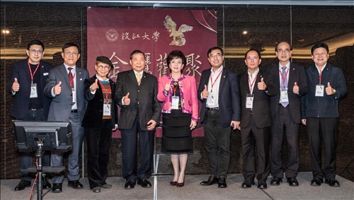 淡江菁英會迎新 張董事長親贈徽章