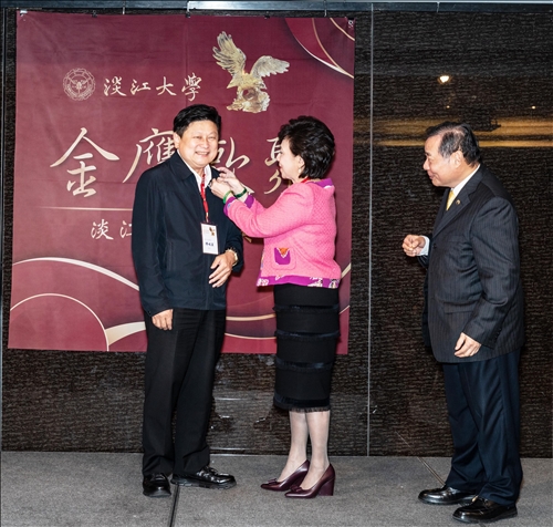 TKU Golden Eagle Club Welcomes New Members, Chairperson Chang Personally Presents Badges