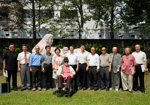 「黃河母親」大型雕塑在牧羊草坪舉辦揭幕儀式。