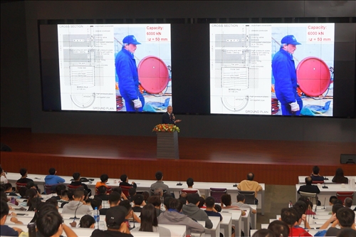 A Lecture by an Internationally Renowned Scholar