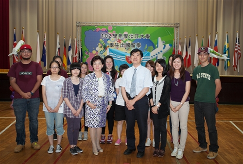 本校舉辦「102學年度學生出國留學暨國際青年大使交流計畫團」授旗典禮。