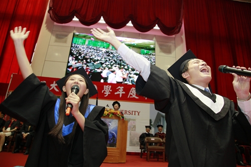 「三環五育 鷹揚展翼」，本校舉行100學年度畢業典禮。