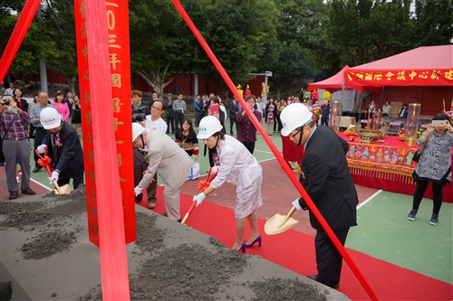 本校64週年校慶，全校教職員工生與校友同賀淡江生日快樂！