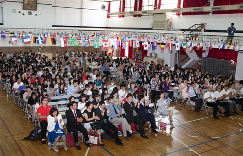 本校舉辦「102學年度學生出國留學暨國際青年大使交流計畫團」授旗典禮。
