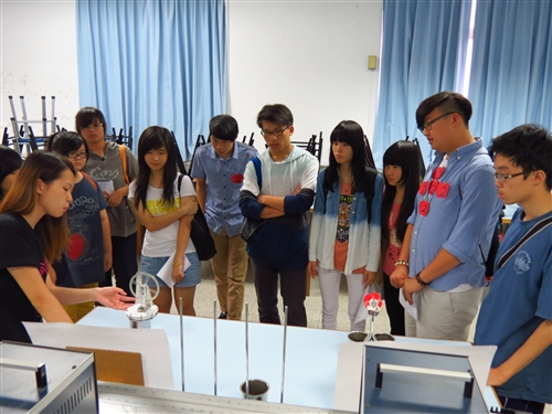 高中生用心、動腦在淡水校園玩科普。