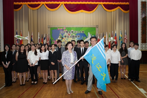 本校舉辦「102學年度學生出國留學暨國際青年大使交流計畫團」授旗典禮。
