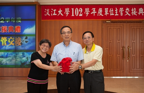 TKU Holds 2013 Handover Ceremony for Department Heads