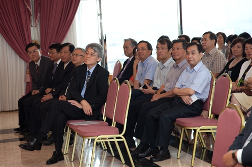 本校100學年度單位主管布達暨交接典禮在覺生國際會議廳舉行。