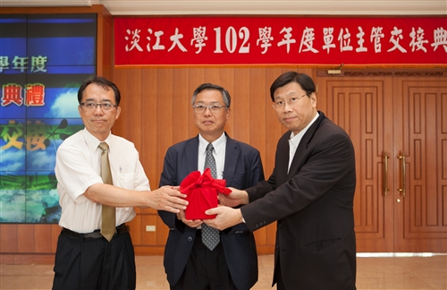 TKU Holds 2013 Handover Ceremony for Department Heads