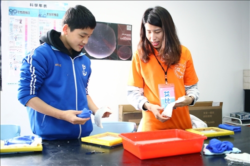 The TKU Mobile Chemistry Lab Arrives at Keelung for the First Time