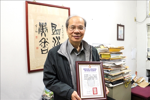 水環系教授高思懷 調溼陶瓷技術將飛灰變黃金