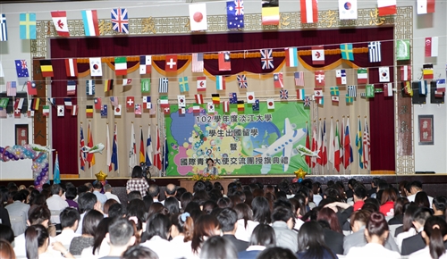 本校舉辦「102學年度學生出國留學暨國際青年大使交流計畫團」授旗典禮。