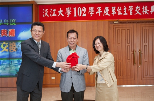 TKU Holds 2013 Handover Ceremony for Department Heads