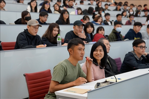 Renowned Scholar, Dr. Hoang Pham, Delivers Guest Lecture at Tamkang