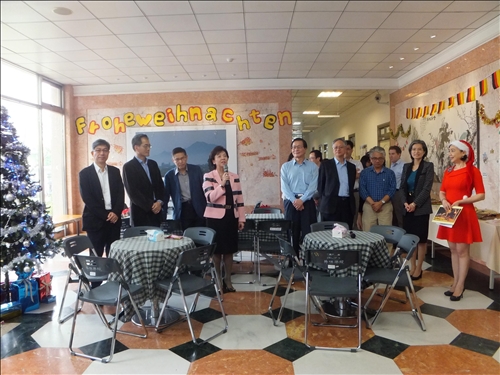 The College of Foreign Languages and Literatures Celebrates Christmas Early