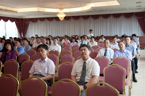 本校100學年度單位主管布達暨交接典禮在覺生國際會議廳舉行。