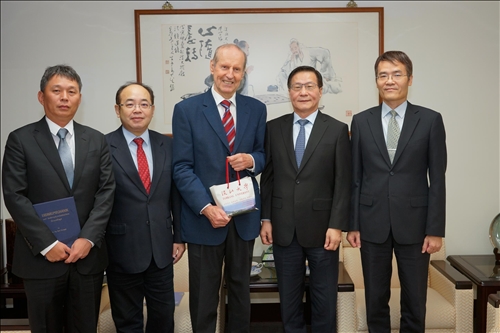 A Lecture by an Internationally Renowned Scholar