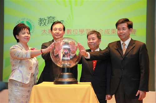 校長獲邀擔任教育部「大專校院數位學習聯合成果發表會」啟動儀式貴賓。