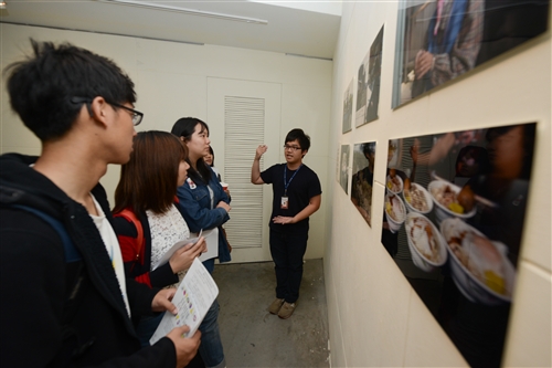 Tamkang Times Holds Display at Black Swan Exhibition Hall
