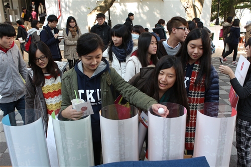 Brave Senior Students Help Express Love