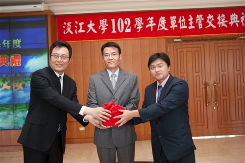 TKU Holds 2013 Handover Ceremony for Department Heads