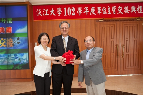TKU Holds 2013 Handover Ceremony for Department Heads