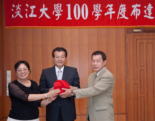 本校100學年度單位主管布達暨交接典禮在覺生國際會議廳舉行。