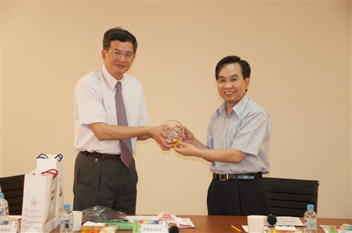 Tunghai and Tamkang Exchange Administrative Know-how