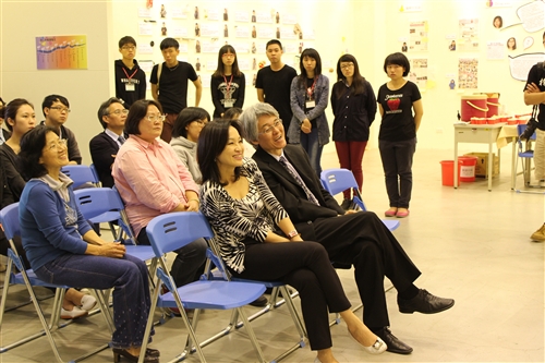 Tamkang Times Holds Display at Black Swan Exhibition Hall