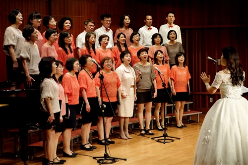 Female Faculty Alliance Choir Peform for the Moon Night Flower