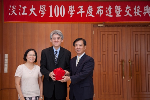 本校100學年度單位主管布達暨交接典禮在覺生國際會議廳舉行。