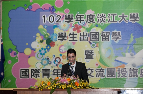 本校舉辦「102學年度學生出國留學暨國際青年大使交流計畫團」授旗典禮。