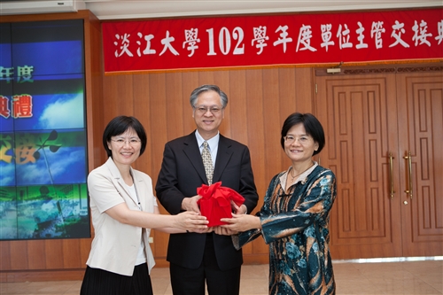 TKU Holds 2013 Handover Ceremony for Department Heads