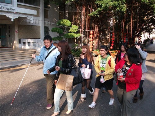 「校園與社區服務學習」課程，一般生與視障生共體「健康校園」。