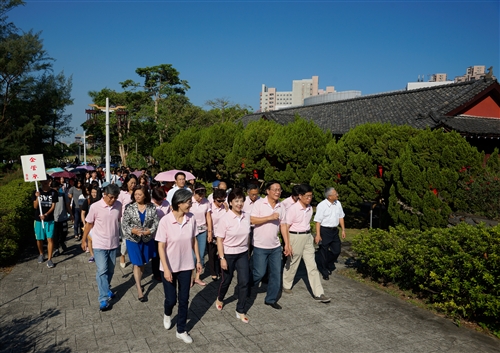 New Students Enter Campus Old School